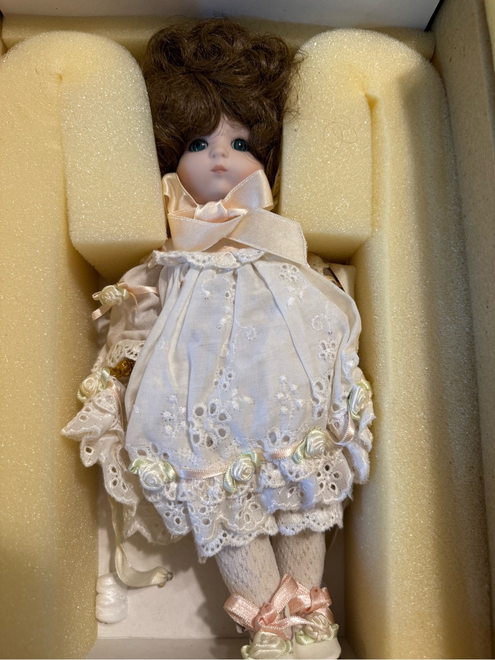 Gorham "Belinda" porcelain doll from the 1988 Bonnets and Bows collection